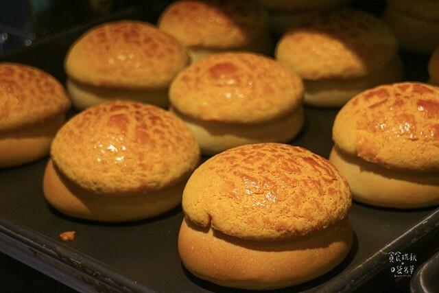 【高雄美食】外酥脆內鬆軟金黃菠蘿包，特濃牽絲起士好罪惡｜香江港式菠蘿茶飲-楠梓店