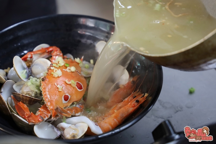 【台南美食】水仙宮市場旁的浮誇海鮮麵店！台南少見的藥膳螃蟹粥，最鮮美的海味都在這一碗：順慶海鮮麵 - 熱血玩台南。跳躍新世界