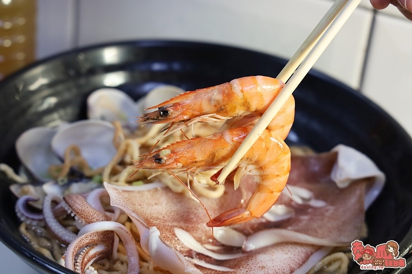【台南美食】水仙宮市場旁的浮誇海鮮麵店！台南少見的藥膳螃蟹粥，最鮮美的海味都在這一碗：順慶海鮮麵 - 熱血玩台南。跳躍新世界