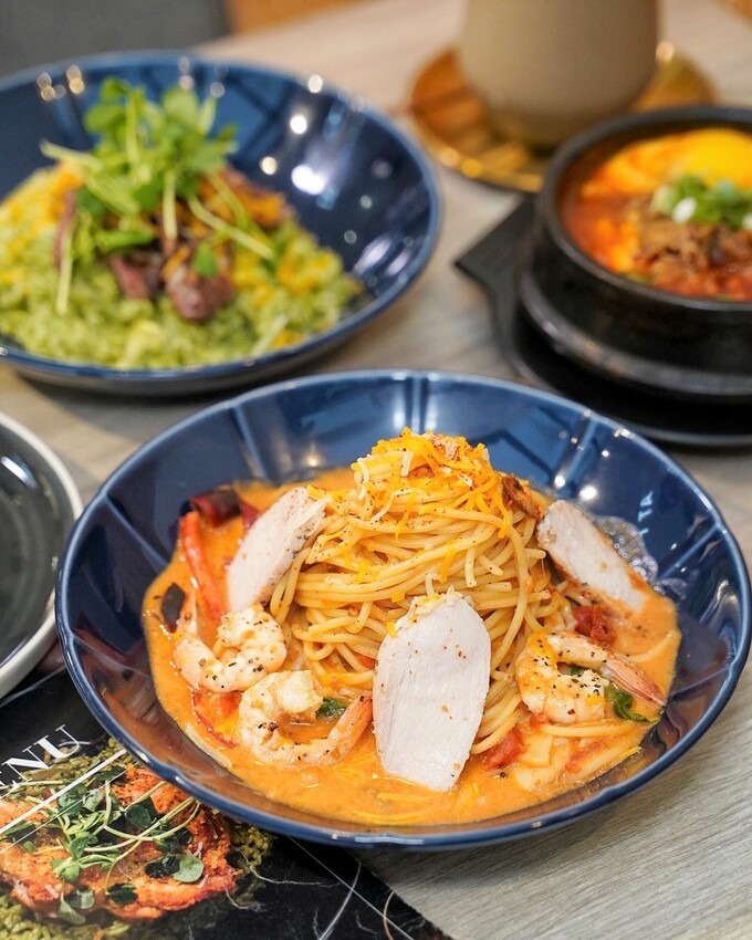 【At.First早寓】平價大份量早午餐、義式料理推薦！擁有貼近自然的北歐風裝潢，透明玻璃屋座位區，讓用餐氛圍大大升級！整體餐點都很有水準，聚餐新選擇！ - 阿華田的美食日記