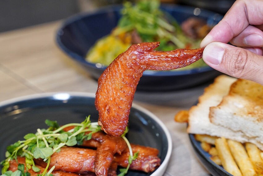 【At.First早寓】平價大份量早午餐、義式料理推薦！擁有貼近自然的北歐風裝潢，透明玻璃屋座位區，讓用餐氛圍大大升級！整體餐點都很有水準，聚餐新選擇！ - 阿華田的美食日記