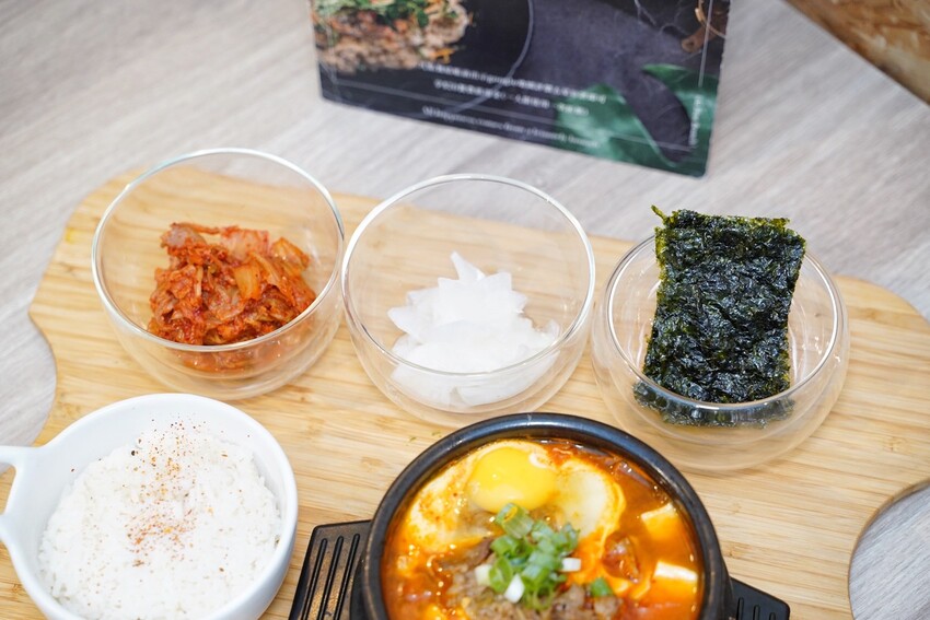 【At.First早寓】平價大份量早午餐、義式料理推薦！擁有貼近自然的北歐風裝潢，透明玻璃屋座位區，讓用餐氛圍大大升級！整體餐點都很有水準，聚餐新選擇！ - 阿華田的美食日記