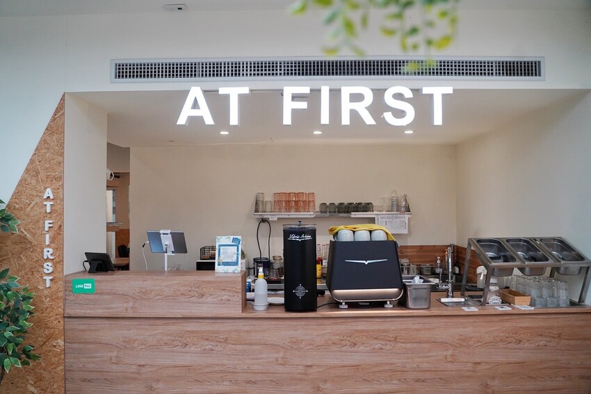 【At.First早寓】平價大份量早午餐、義式料理推薦！擁有貼近自然的北歐風裝潢，透明玻璃屋座位區，讓用餐氛圍大大升級！整體餐點都很有水準，聚餐新選擇！ - 阿華田的美食日記