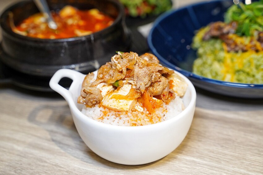 【At.First早寓】平價大份量早午餐、義式料理推薦！擁有貼近自然的北歐風裝潢，透明玻璃屋座位區，讓用餐氛圍大大升級！整體餐點都很有水準，聚餐新選擇！ - 阿華田的美食日記