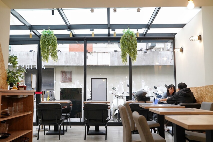 【At.First早寓】平價大份量早午餐、義式料理推薦！擁有貼近自然的北歐風裝潢，透明玻璃屋座位區，讓用餐氛圍大大升級！整體餐點都很有水準，聚餐新選擇！ - 阿華田的美食日記