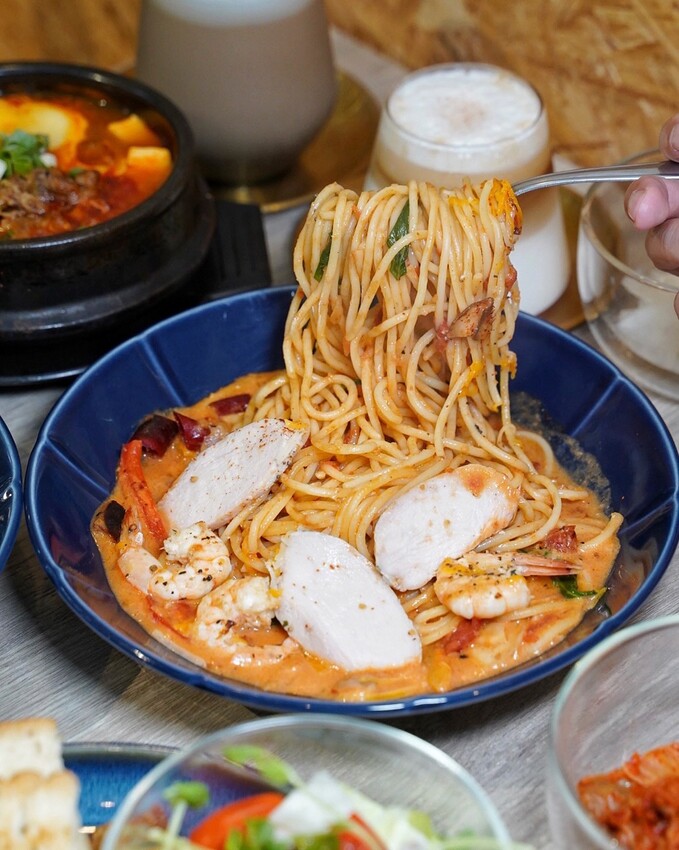 【At.First早寓】平價大份量早午餐、義式料理推薦！擁有貼近自然的北歐風裝潢，透明玻璃屋座位區，讓用餐氛圍大大升級！整體餐點都很有水準，聚餐新選擇！ - 阿華田的美食日記