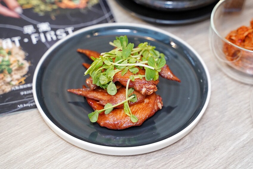 【At.First早寓】平價大份量早午餐、義式料理推薦！擁有貼近自然的北歐風裝潢，透明玻璃屋座位區，讓用餐氛圍大大升級！整體餐點都很有水準，聚餐新選擇！ - 阿華田的美食日記