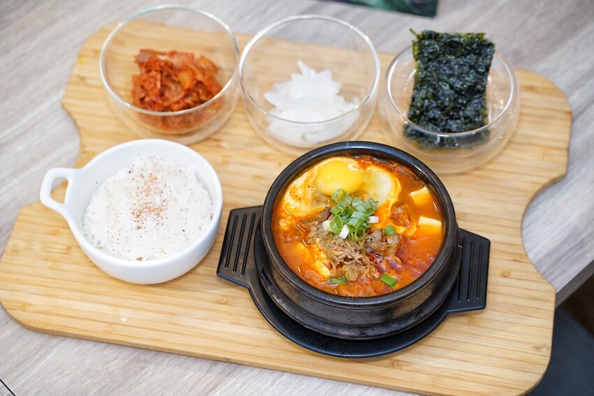 【At.First早寓】平價大份量早午餐、義式料理推薦！擁有貼近自然的北歐風裝潢，透明玻璃屋座位區，讓用餐氛圍大大升級！整體餐點都很有水準，聚餐新選擇！ - 阿華田的美食日記