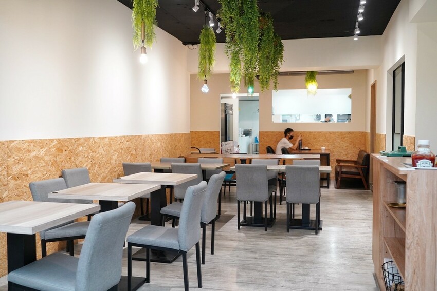 【At.First早寓】平價大份量早午餐、義式料理推薦！擁有貼近自然的北歐風裝潢，透明玻璃屋座位區，讓用餐氛圍大大升級！整體餐點都很有水準，聚餐新選擇！ - 阿華田的美食日記