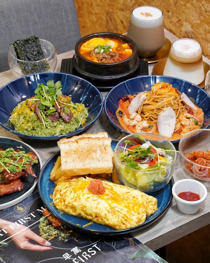 【At.First早寓】平價大份量早午餐、義式料理推薦！擁有貼近自然的北歐風裝潢，透明玻璃屋座位區，讓用餐氛圍大大升級！整體餐點都很有水準，聚餐新選擇！ - 阿華田的美食日記