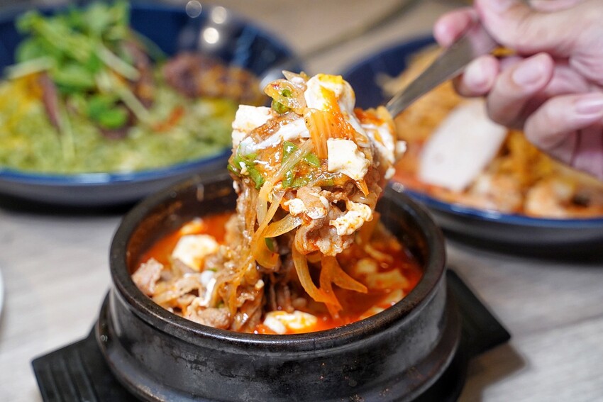 【At.First早寓】平價大份量早午餐、義式料理推薦！擁有貼近自然的北歐風裝潢，透明玻璃屋座位區，讓用餐氛圍大大升級！整體餐點都很有水準，聚餐新選擇！ - 阿華田的美食日記