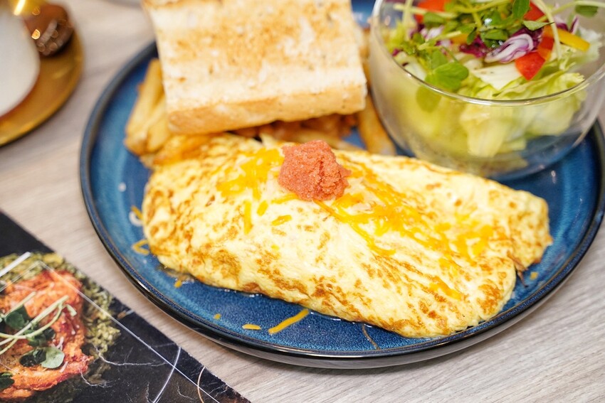 【At.First早寓】平價大份量早午餐、義式料理推薦！擁有貼近自然的北歐風裝潢，透明玻璃屋座位區，讓用餐氛圍大大升級！整體餐點都很有水準，聚餐新選擇！ - 阿華田的美食日記