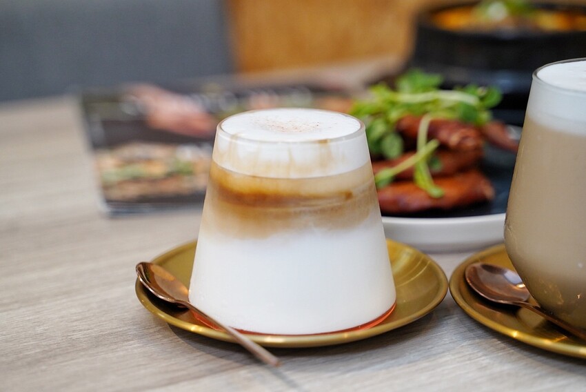 【At.First早寓】平價大份量早午餐、義式料理推薦！擁有貼近自然的北歐風裝潢，透明玻璃屋座位區，讓用餐氛圍大大升級！整體餐點都很有水準，聚餐新選擇！ - 阿華田的美食日記