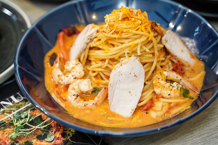 【At.First早寓】平價大份量早午餐、義式料理推薦！擁有貼近自然的北歐風裝潢，透明玻璃屋座位區，讓用餐氛圍大大升級！整體餐點都很有水準，聚餐新選擇！ - 阿華田的美食日記