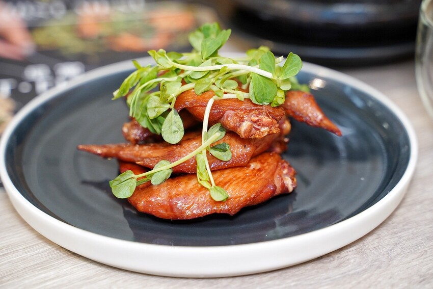 【At.First早寓】平價大份量早午餐、義式料理推薦！擁有貼近自然的北歐風裝潢，透明玻璃屋座位區，讓用餐氛圍大大升級！整體餐點都很有水準，聚餐新選擇！ - 阿華田的美食日記