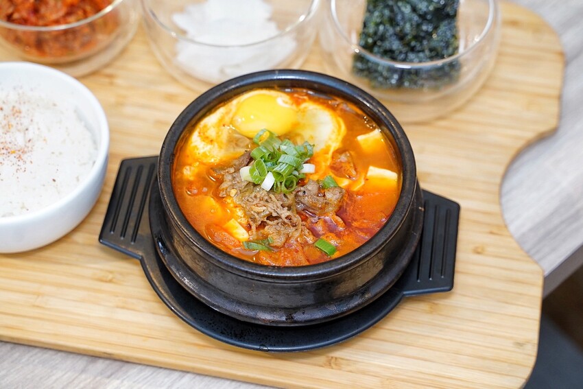 【At.First早寓】平價大份量早午餐、義式料理推薦！擁有貼近自然的北歐風裝潢，透明玻璃屋座位區，讓用餐氛圍大大升級！整體餐點都很有水準，聚餐新選擇！ - 阿華田的美食日記