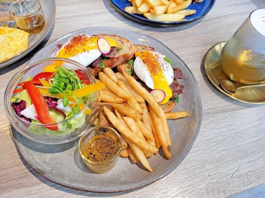 At.First早寓 忠孝敦化美食 東區不收服務費早午餐 森林系玻璃屋 專業噗嚨共MISO吃走 (18).jpg