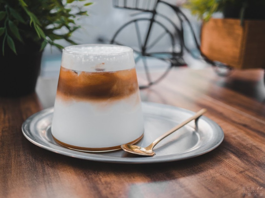 萬物皆漲唯他降價 免收服務費 用美味征服一切的早午餐店︱台北東區美食 At. First 早寓