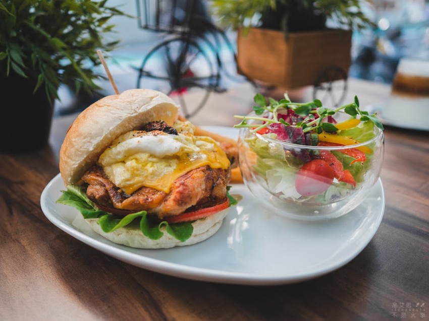 萬物皆漲唯他降價 免收服務費 用美味征服一切的早午餐店︱台北東區美食 At. First 早寓