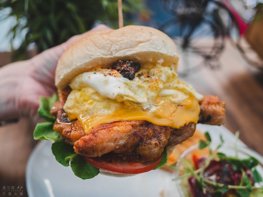 萬物皆漲唯他降價 免收服務費 用美味征服一切的早午餐店︱台北東區美食 At. First 早寓