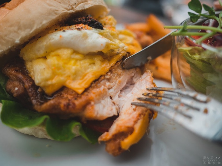 萬物皆漲唯他降價 免收服務費 用美味征服一切的早午餐店︱台北東區美食 At. First 早寓