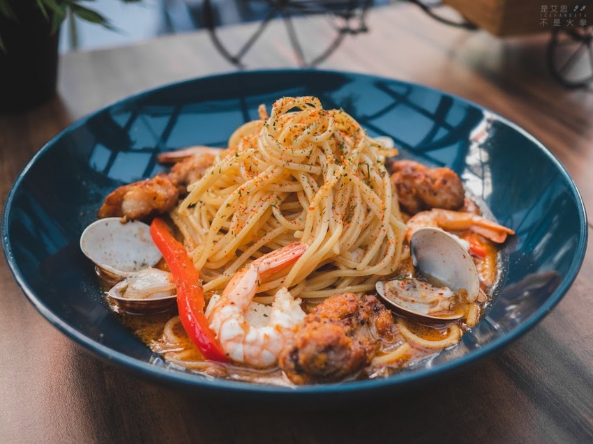 萬物皆漲唯他降價 免收服務費 用美味征服一切的早午餐店︱台北東區美食 At. First 早寓