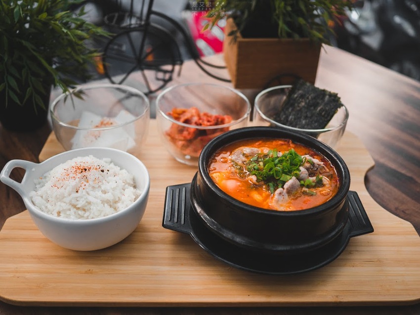 萬物皆漲唯他降價 免收服務費 用美味征服一切的早午餐店︱台北東區美食 At. First 早寓