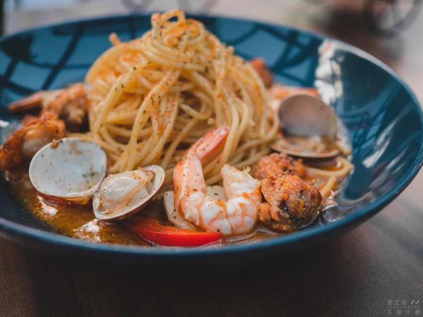 萬物皆漲唯他降價 免收服務費 用美味征服一切的早午餐店︱台北東區美食 At. First 早寓