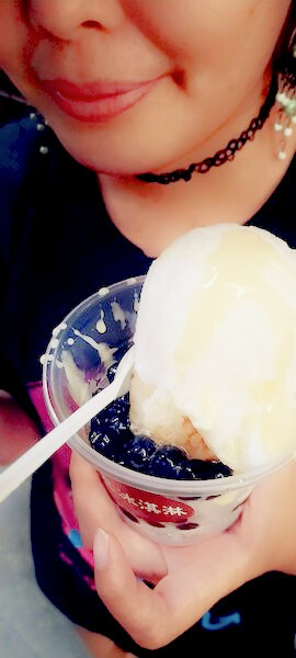 美食 ░  愛友冰淇淋手工製醇濃好喝的珍珠奶茶 bubble tea， 祖傳秘方已傳承三代的台南國華【友愛商圈】必吃-冰淇淋及袋裝古早味飲料