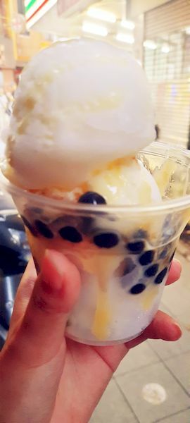 美食 ░  愛友冰淇淋手工製醇濃好喝的珍珠奶茶 bubble tea， 祖傳秘方已傳承三代的台南國華【友愛商圈】必吃-冰淇淋及袋裝古早味飲料