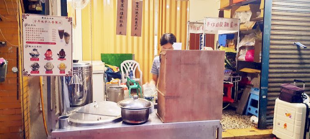 美食 ░  愛友冰淇淋手工製醇濃好喝的珍珠奶茶 bubble tea， 祖傳秘方已傳承三代的台南國華【友愛商圈】必吃-冰淇淋及袋裝古早味飲料