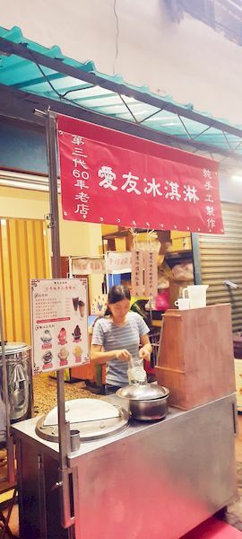 美食 ░  愛友冰淇淋手工製醇濃好喝的珍珠奶茶 bubble tea， 祖傳秘方已傳承三代的台南國華【友愛商圈】必吃-冰淇淋及袋裝古早味飲料