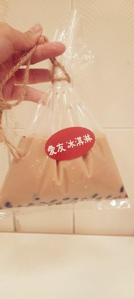 美食 ░  愛友冰淇淋手工製醇濃好喝的珍珠奶茶 bubble tea， 祖傳秘方已傳承三代的台南國華【友愛商圈】必吃-冰淇淋及袋裝古早味飲料