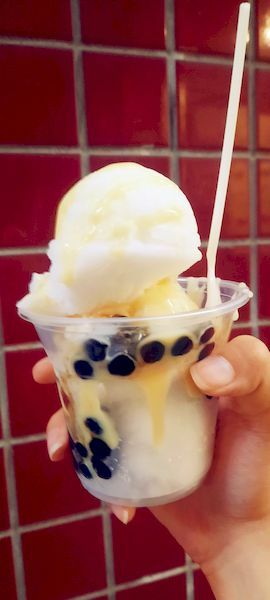 美食 ░  愛友冰淇淋手工製醇濃好喝的珍珠奶茶 bubble tea， 祖傳秘方已傳承三代的台南國華【友愛商圈】必吃-冰淇淋及袋裝古早味飲料