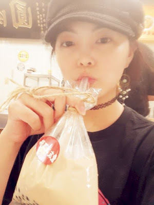 美食 ░  愛友冰淇淋手工製醇濃好喝的珍珠奶茶 bubble tea， 祖傳秘方已傳承三代的台南國華【友愛商圈】必吃-冰淇淋及袋裝古早味飲料