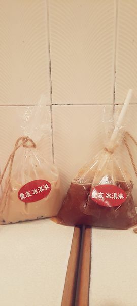 美食 ░  愛友冰淇淋手工製醇濃好喝的珍珠奶茶 bubble tea， 祖傳秘方已傳承三代的台南國華【友愛商圈】必吃-冰淇淋及袋裝古早味飲料