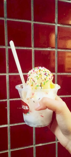 美食 ░  愛友冰淇淋手工製醇濃好喝的珍珠奶茶 bubble tea， 祖傳秘方已傳承三代的台南國華【友愛商圈】必吃-冰淇淋及袋裝古早味飲料