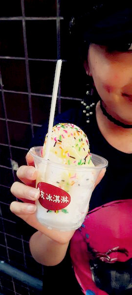 美食 ░  愛友冰淇淋手工製醇濃好喝的珍珠奶茶 bubble tea， 祖傳秘方已傳承三代的台南國華【友愛商圈】必吃-冰淇淋及袋裝古早味飲料