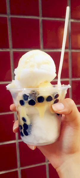 美食 ░  愛友冰淇淋手工製醇濃好喝的珍珠奶茶 bubble tea， 祖傳秘方已傳承三代的台南國華【友愛商圈】必吃-冰淇淋及袋裝古早味飲料