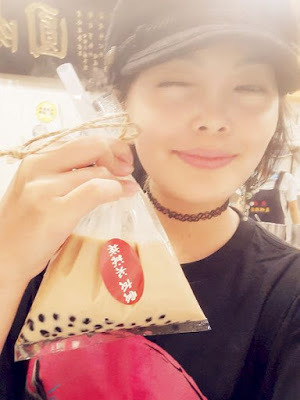 美食 ░  愛友冰淇淋手工製醇濃好喝的珍珠奶茶 bubble tea， 祖傳秘方已傳承三代的台南國華【友愛商圈】必吃-冰淇淋及袋裝古早味飲料