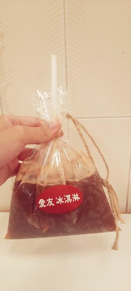 美食 ░  愛友冰淇淋手工製醇濃好喝的珍珠奶茶 bubble tea， 祖傳秘方已傳承三代的台南國華【友愛商圈】必吃-冰淇淋及袋裝古早味飲料