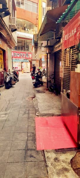 美食 ░  愛友冰淇淋手工製醇濃好喝的珍珠奶茶 bubble tea， 祖傳秘方已傳承三代的台南國華【友愛商圈】必吃-冰淇淋及袋裝古早味飲料