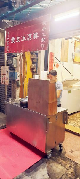 美食 ░  愛友冰淇淋手工製醇濃好喝的珍珠奶茶 bubble tea， 祖傳秘方已傳承三代的台南國華【友愛商圈】必吃-冰淇淋及袋裝古早味飲料