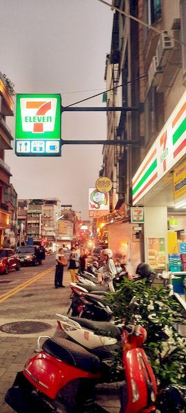 美食 ░  愛友冰淇淋手工製醇濃好喝的珍珠奶茶 bubble tea， 祖傳秘方已傳承三代的台南國華【友愛商圈】必吃-冰淇淋及袋裝古早味飲料