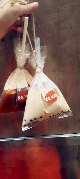 美食 ░  愛友冰淇淋手工製醇濃好喝的珍珠奶茶 bubble tea， 祖傳秘方已傳承三代的台南國華【友愛商圈】必吃-冰淇淋及袋裝古早味飲料