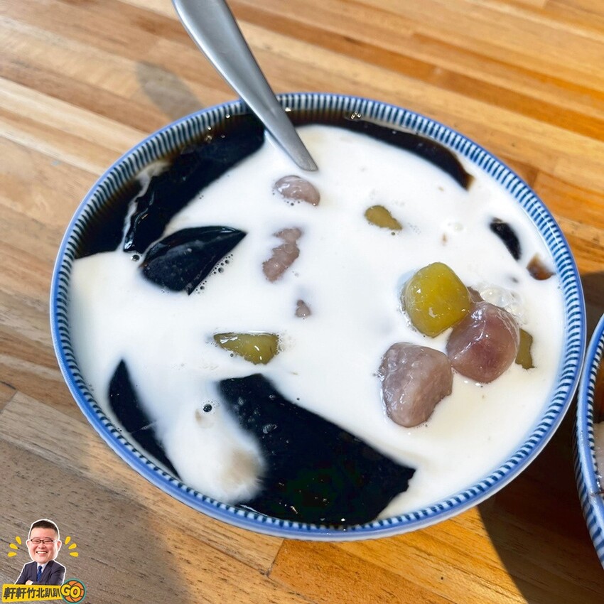 白色貨櫃屋裡的美味手沖豆花甜品