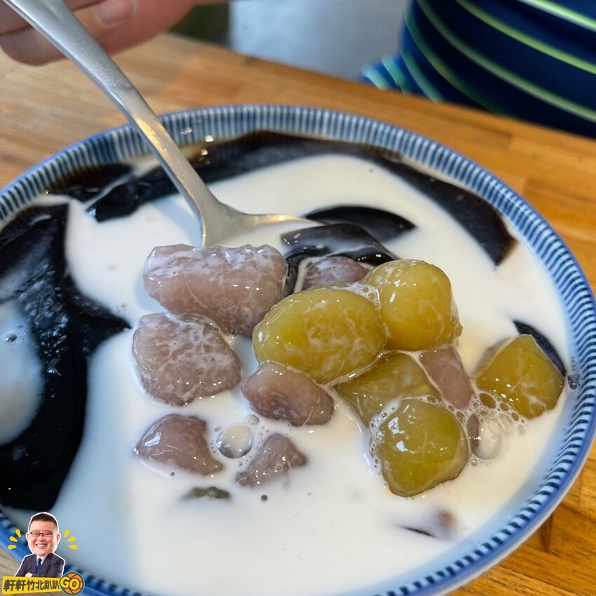 白色貨櫃屋裡的美味手沖豆花甜品