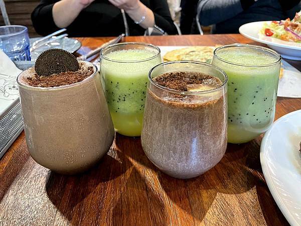 eat enjoy意享美式餐廳:OREO巧克力奶昔+香蕉巧克力奶昔+奇異果蘋果汁+鮮榨奇異果汁