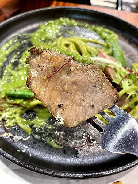 eat enjoy意享美式餐廳:青醬炭烤松阪豬義大利麵