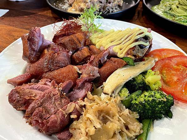 eat enjoy意享美式餐廳:酥烤德國豬腳